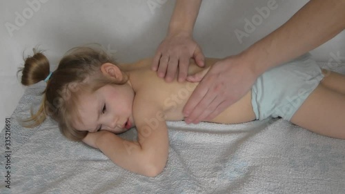 a doctor has a child on the massage table on the procedure