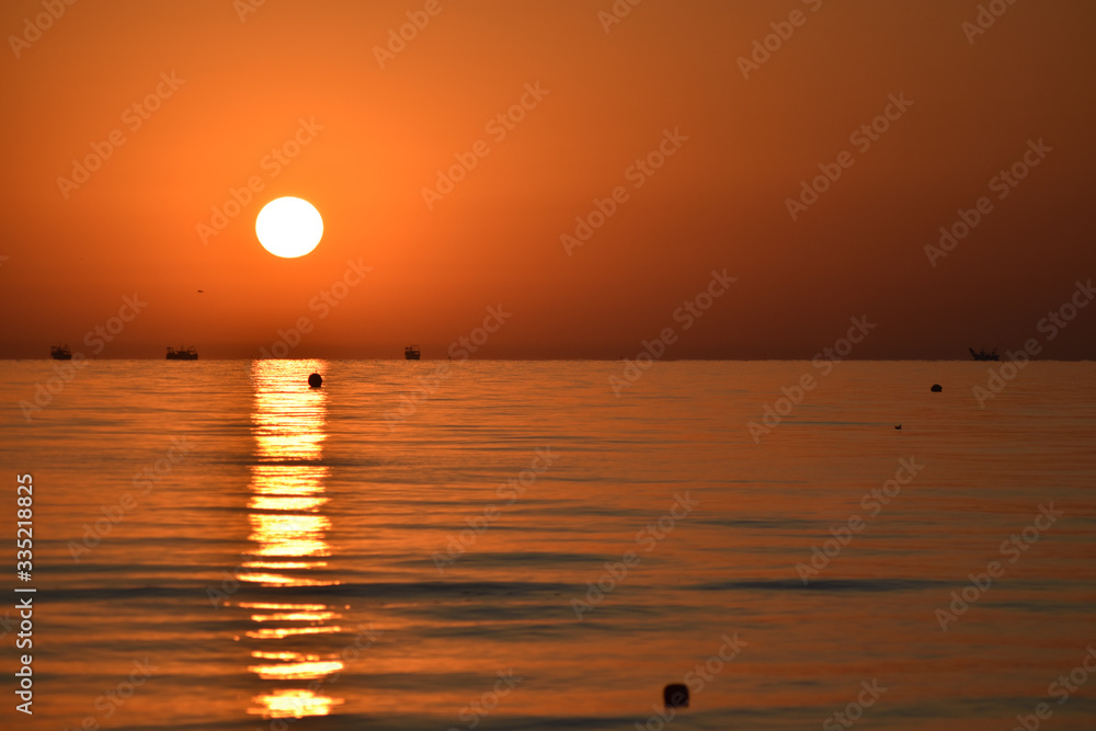 Alba a Riccione con pescherecci al lavoro Alba a Riccione con pescherecci al lavoro