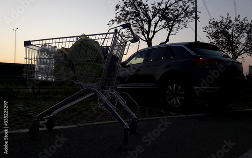 Fare la spesa al supermercato - pandemica da Coronavirus photo