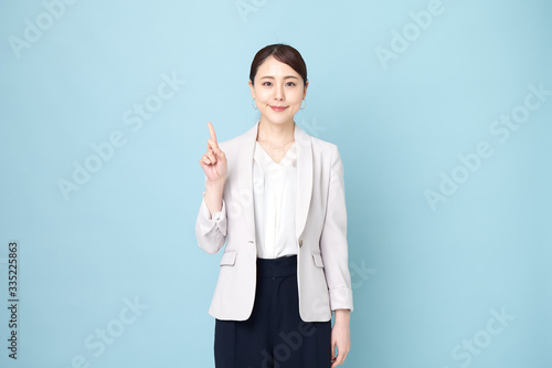 指を指している女性