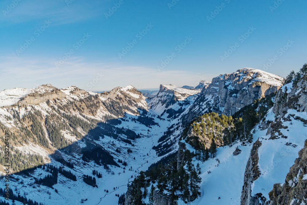  Verschneite Winterlandschaft im Berner Oberland