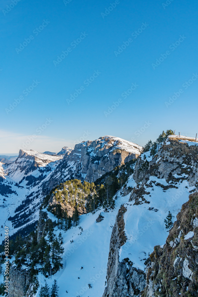  Verschneite Winterlandschaft im Berner Oberland