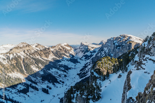  Verschneite Winterlandschaft im Berner Oberland