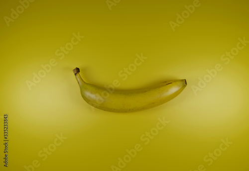 Banane auf gelbem Hintergrund 