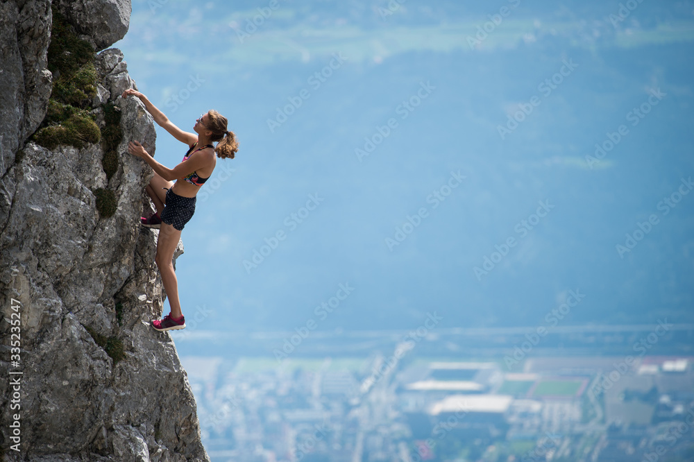 Obraz premium Girl climbing on the rock