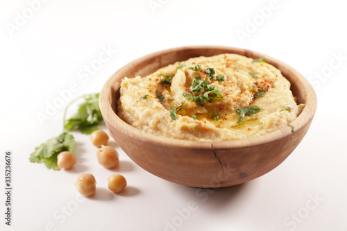 Papier peint bowl of hummus on white background