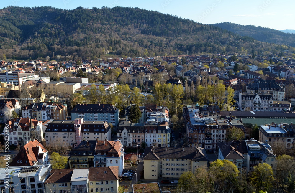 Blick auf Freiburg-Oberau und Wiehre im Frühling