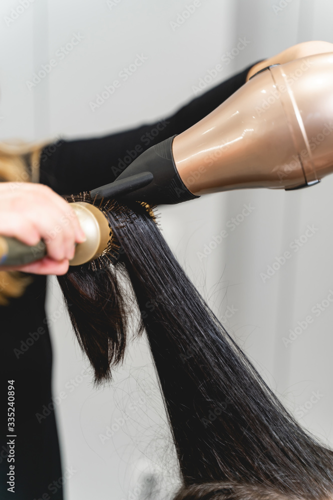 Naklejka premium Focused photo on female hand that holding comb