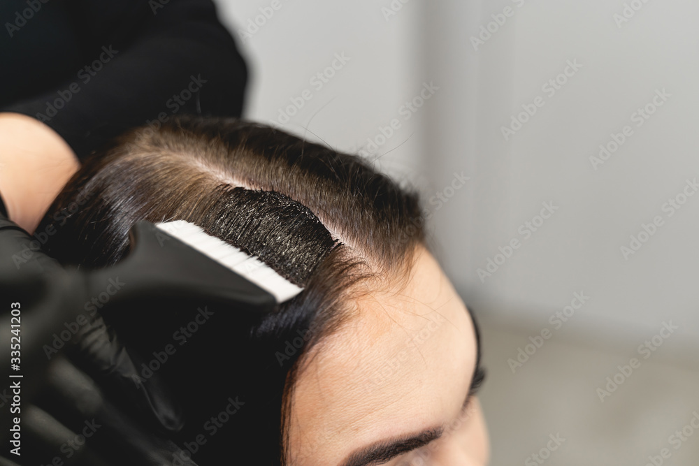 Naklejka premium Focused photo on brush in female hands