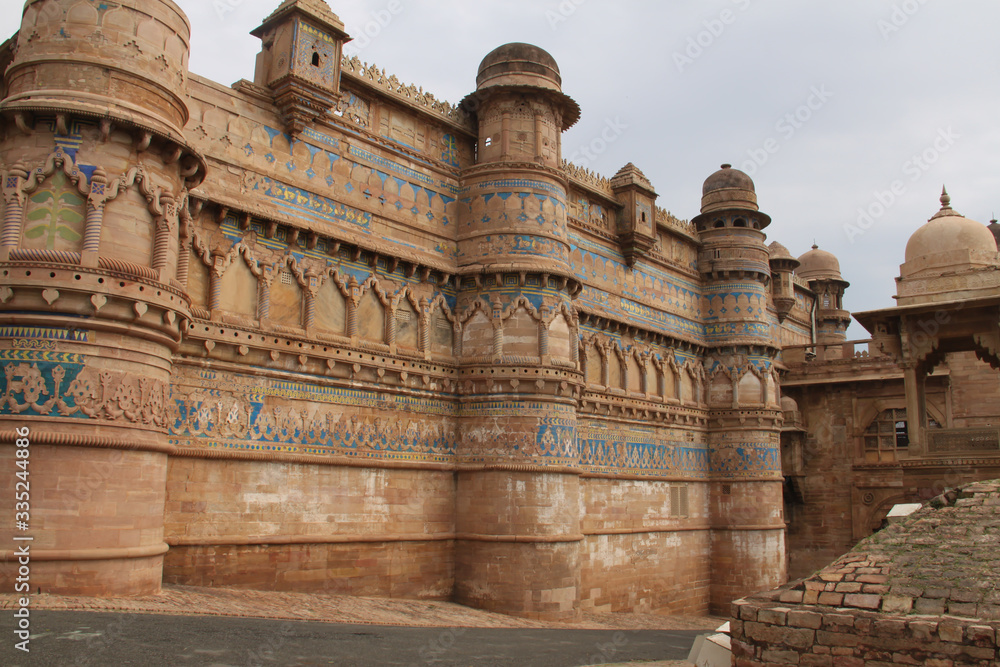 Obraz premium Gwailor Fort denominated by the colorful Fort, India
