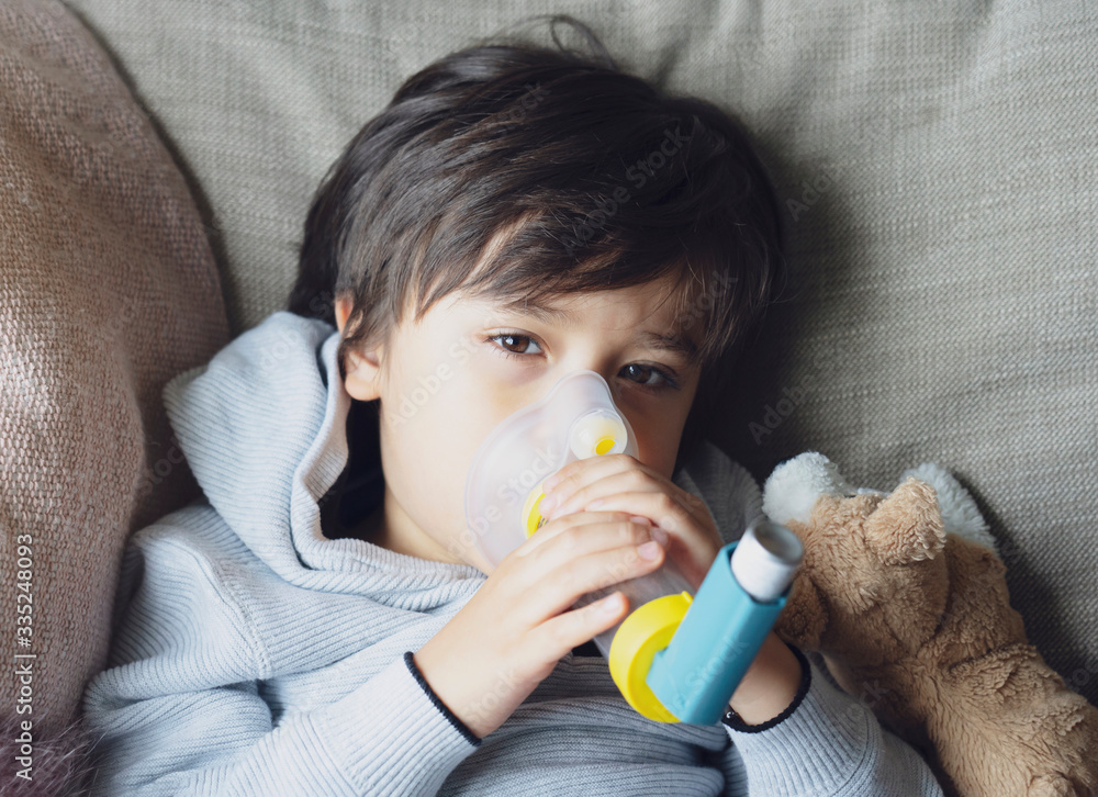 spoel Zwaaien olie Portrait kid face using volumtic for breathing treatment,Poor boy have a  problem with chest coughing holding inhaler mask, Child having asthma  allergy using the asthma inhaler, Healthcare concept Stock Photo | Adobe