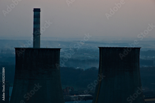 Elektrownia Łaziska z widokiem na Rybnik w mgłach. © Jerzy
