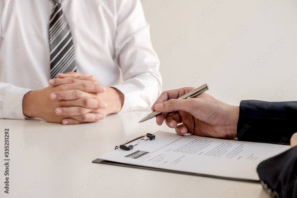 Obraz premium Business people hold a job profile and talk to job applicants for job interviews about careers and business concepts
