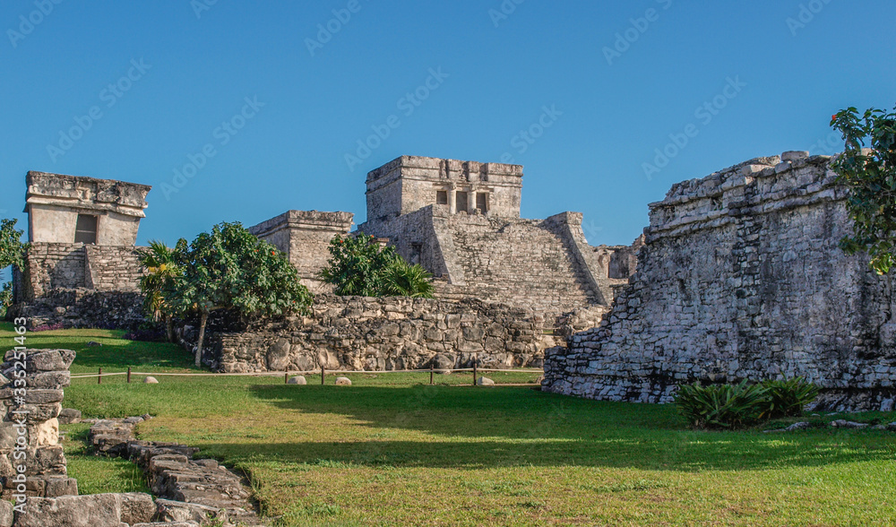 Die berühmten Maya-Ruinen von Tulúm, welche auf der Halbinsel Yucatán in Mexiko direkt am Meer 