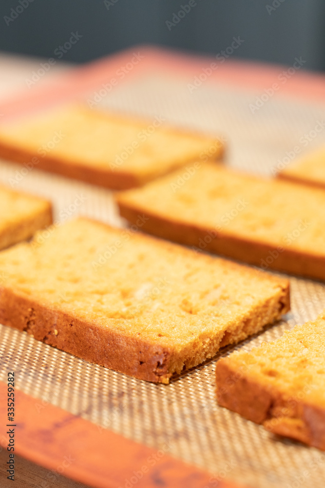 carrés de pain d'épice sur une plaque de cuisson 