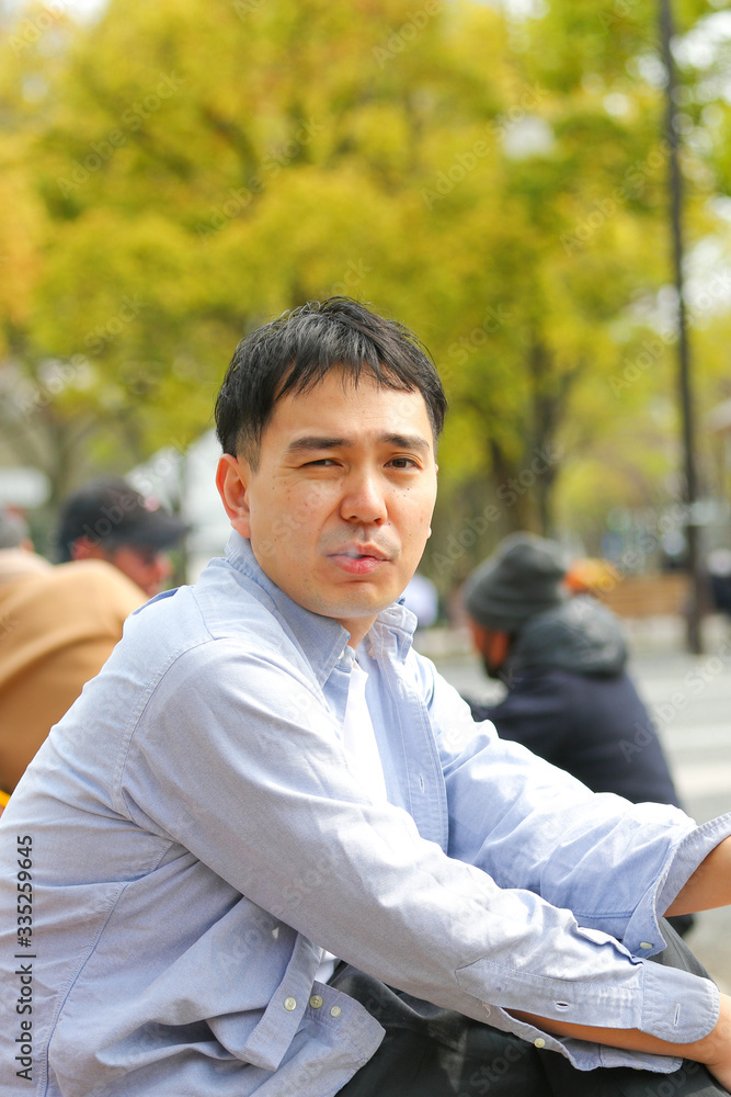 アイコスを吸う男性 アイコスを吸う男性