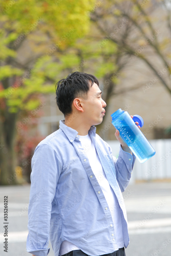 水を飲む男性