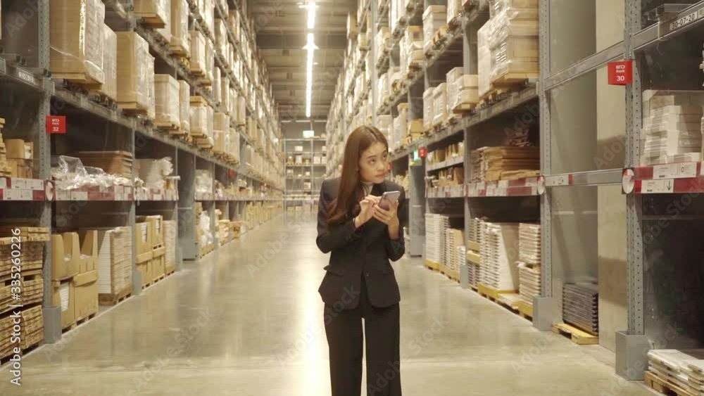 Warehouse clerk Checking products by taking notes via smartphone Before exporting to sell to customers
Warehouse clerk Checking products by taking notes via smartphone Before exporting to sell to customers