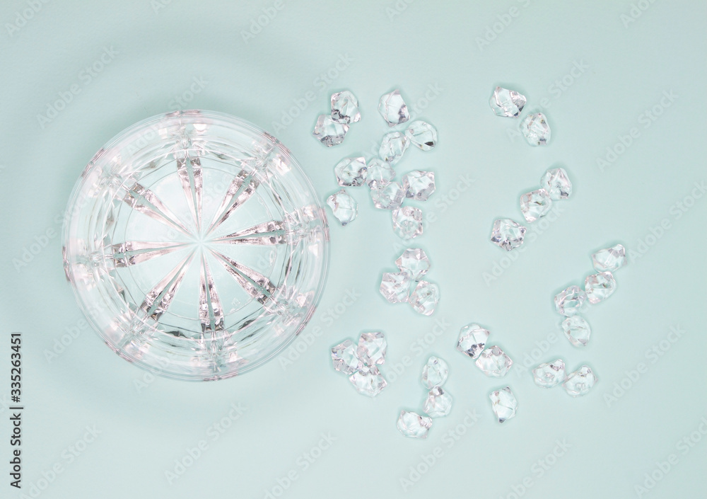 Obraz premium Glass and cracked ice on mint background