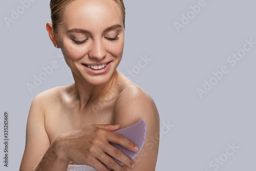 Cuadro en lienzo Young female person doing massage with modern brush