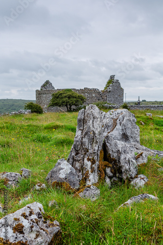 Ruine einer Kirche – Burren, Country Clare. Irland