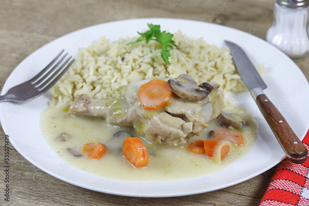 blanquette de dinde dans un plat blanquette de dinde dans un plat