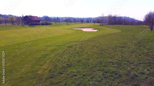 Rückwärtsflug über ein verwaister Golfplatz während der Corona Krise photo