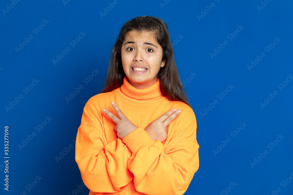 Obraz premium Preteen girl with yellow jersey