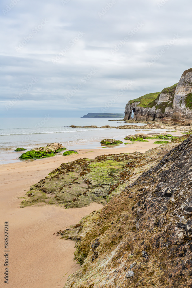 Landschaft rund um den Whiterocks Beach – Country Antrim, Nordirland