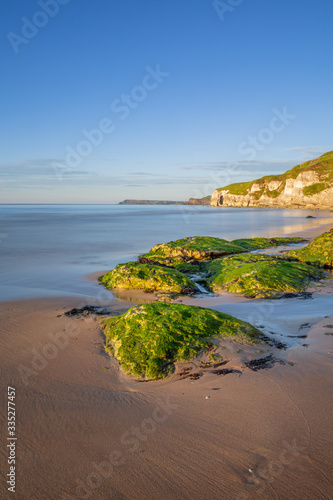 Obraz na płótnie Abendstimmung am Whiterocks Beach – Country Antrim, Nordirland w salonie