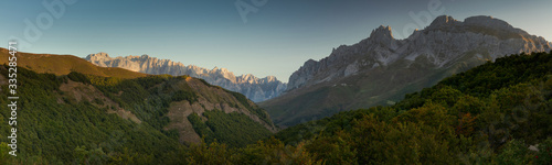 Panoramica del Parque Nacional de Picos de Europa visto desde el mirador de Pandetrave en Le  n en Espa  a