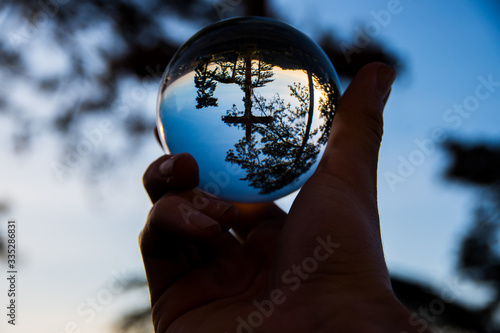 Reflet dans une boule de cristal d une Croix 