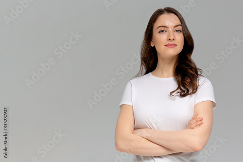 Foto Attractive confident creative good-looking female bossy employee cross arms ches