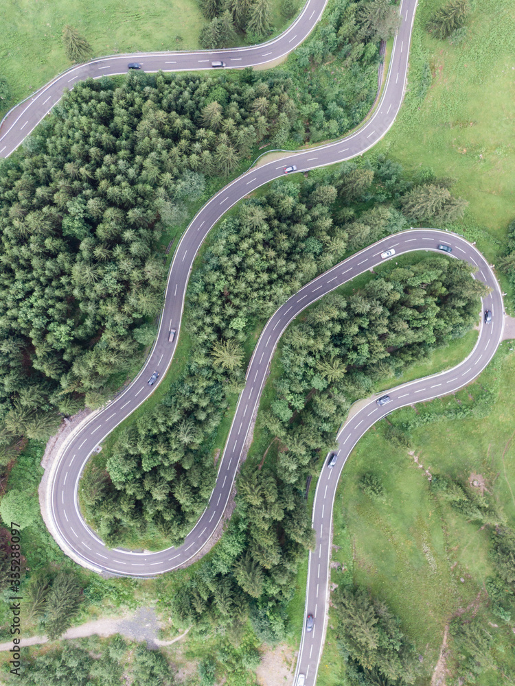 Kurvige Straße als Luftaufnahme mit der Drohne im Sommer fotografiert