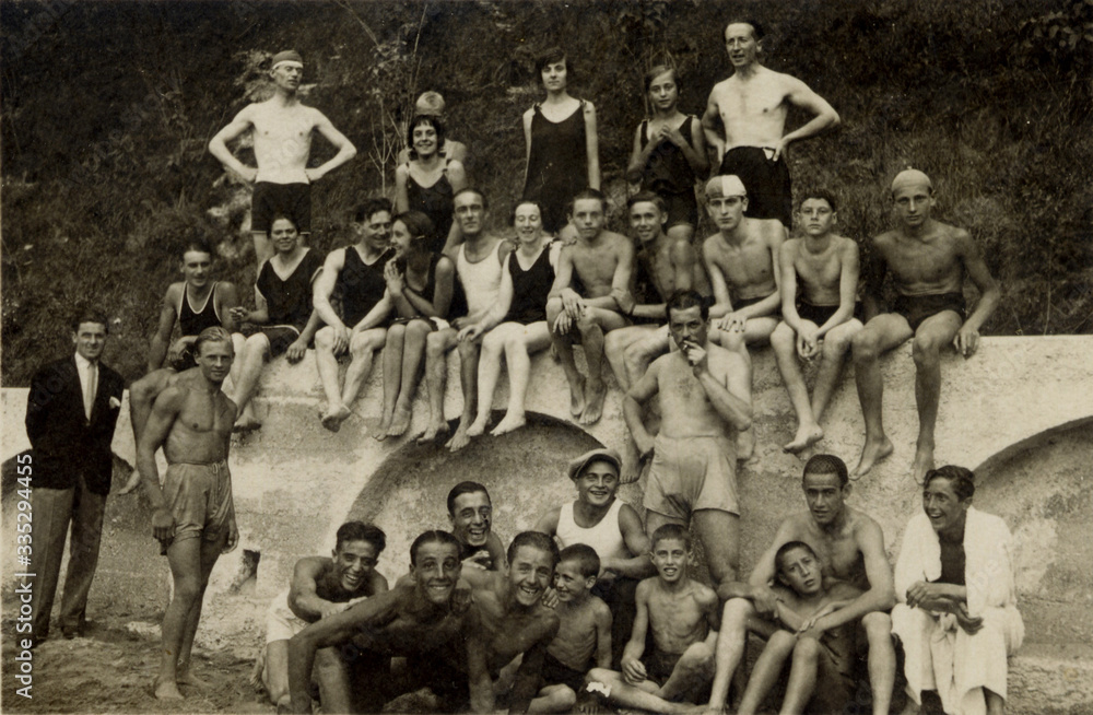 FOTO ANTICA CON GRUPPO DI GIOVANI IN COSTUME
