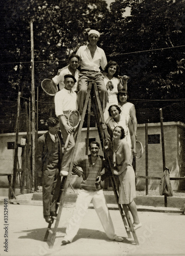 FOTO ANTICA CON GIOVANI TENNISTI IN POSA photo