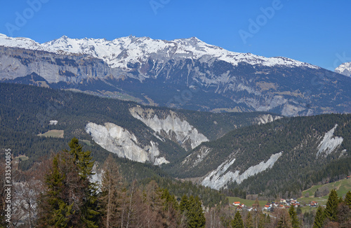 Blick über die Rheinschluht (Ruinaulta) auf das Gebirge über Flims/LAax, Graubünden, Schweize