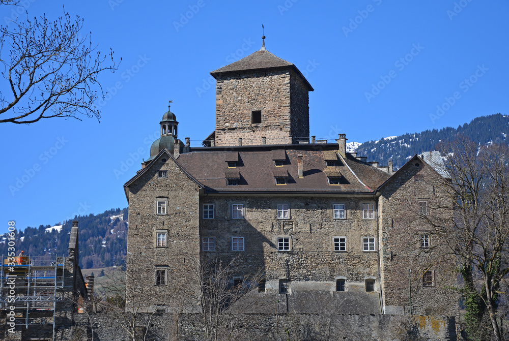 Fototapeta premium Schloss Ortenstein, Tomils im Domleschg, Graubünden