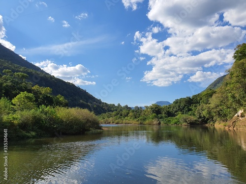 rio com   gua entre as montanhas e c  u azul