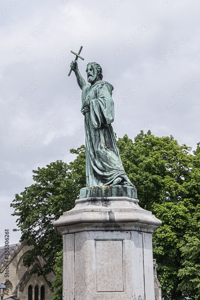 Fototapeta premium Statue of Pierre l'Ermite (Peter the Hermit) at Saint Michel square near Basilique Cathedrale Notre-Dame d'Amiens. Pierre l'Ermite was a priest of Amiens. Amiens, Somme, Picardie, France.