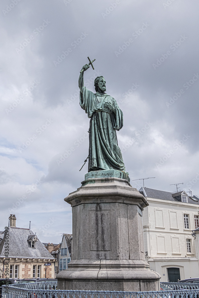 Obraz premium Statue of Pierre l'Ermite (Peter the Hermit) at Saint Michel square near Basilique Cathedrale Notre-Dame d'Amiens. Pierre l'Ermite was a priest of Amiens. Amiens, Somme, Picardie, France.