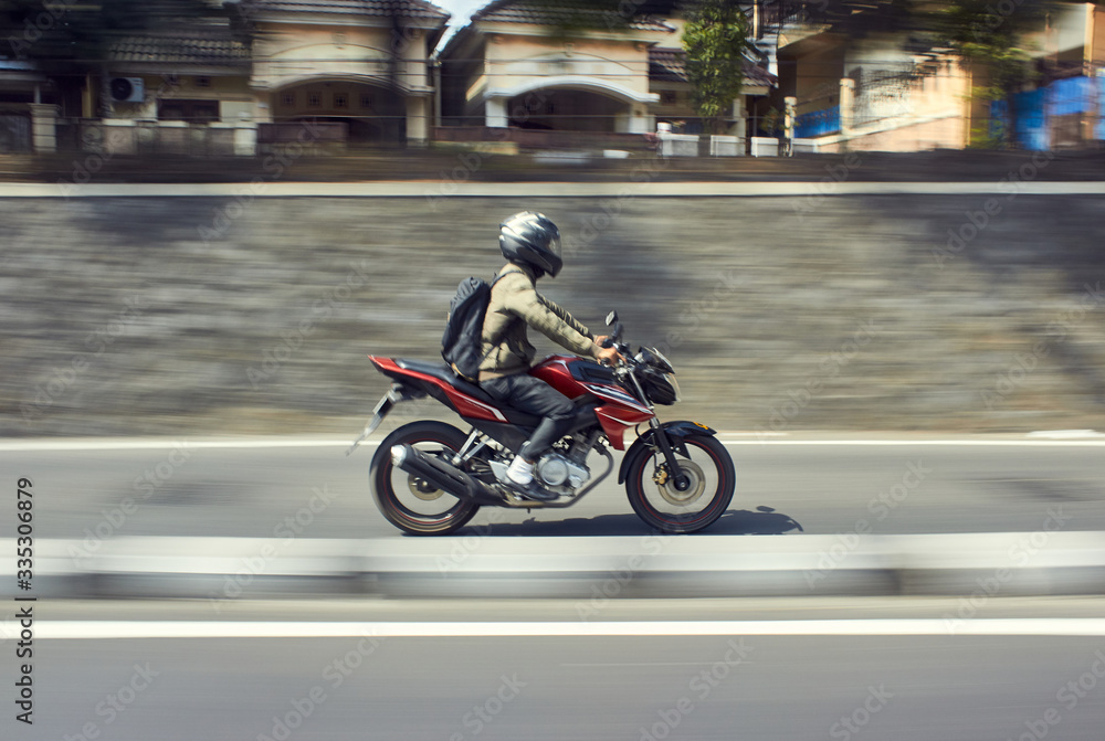 Fast moving moped with panning technique