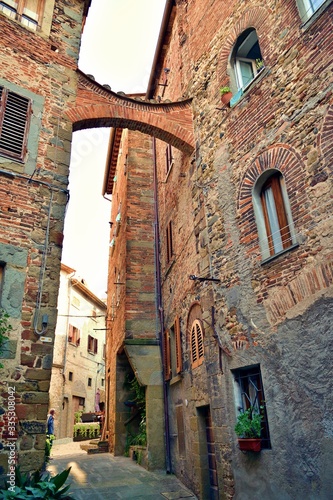 vicolo caratteristico nel borgo medievale di Anghiari in Toscana in provincia di Arezzo, Italia. La fama di Anghiari nasce per essere stata teatro della battaglia storica combattuta nell'anno 1440 