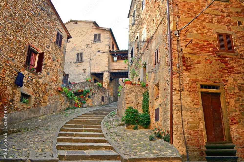 vicolo caratteristico nel borgo medievale di Anghiari in Toscana in provincia di Arezzo, Italia. La fama di Anghiari nasce per essere stata teatro della battaglia storica combattuta nell'anno 1440 
