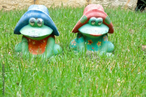 Wallpaper Mural Sapos de jardim usando chapel vermelho e azul, decoração de jardim Torontodigital.ca