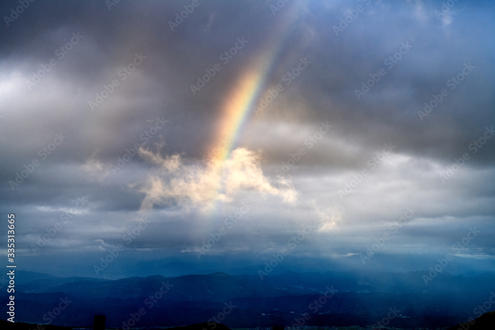 山頂から見下ろす虹の平野