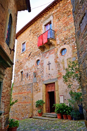 facciata esterna della Badia di S. Bartolomeo nel borgo toscano di Anghiari nella citt   di Arezzo  Italia. L esistenza di questa chiesa    menzionata per la prima volta nel 1105