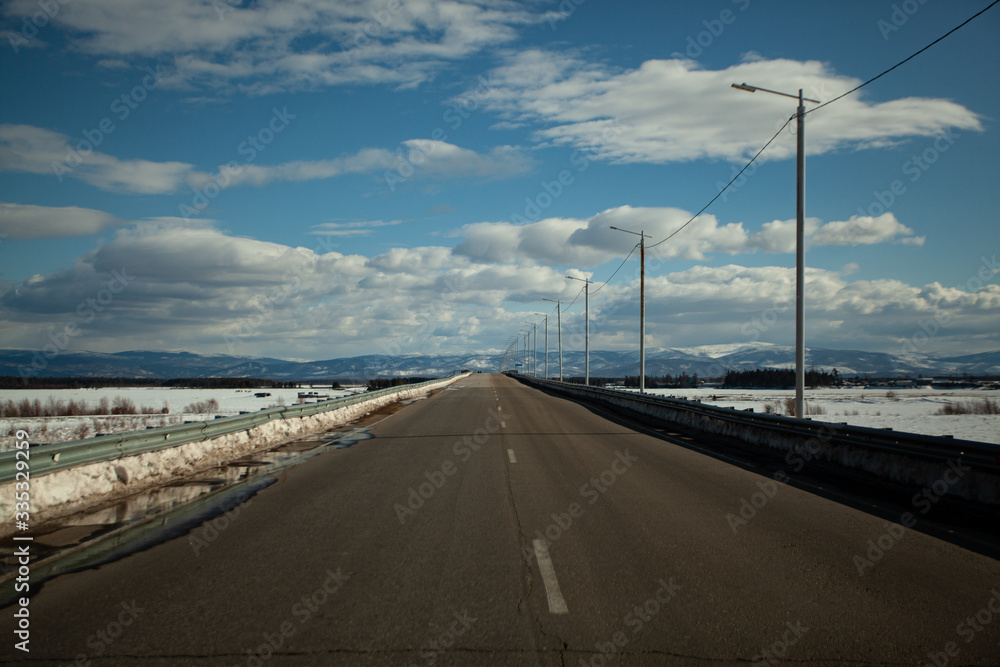 Fototapeta premium kochanie w pogodny zimowy dzień