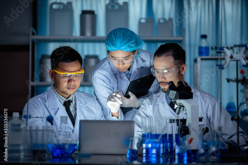 Fotografie The researchers are working in a chemical laboratory.