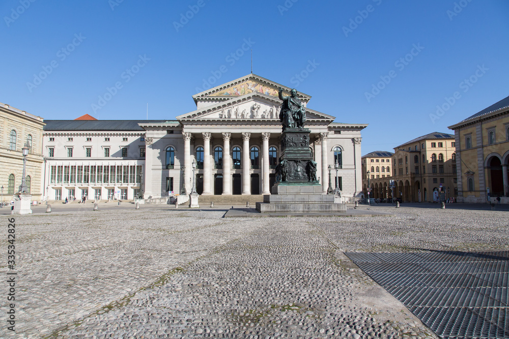 München, Deutschland: Max-Joseph-Denkmal am Platz vor der Staatsoper
